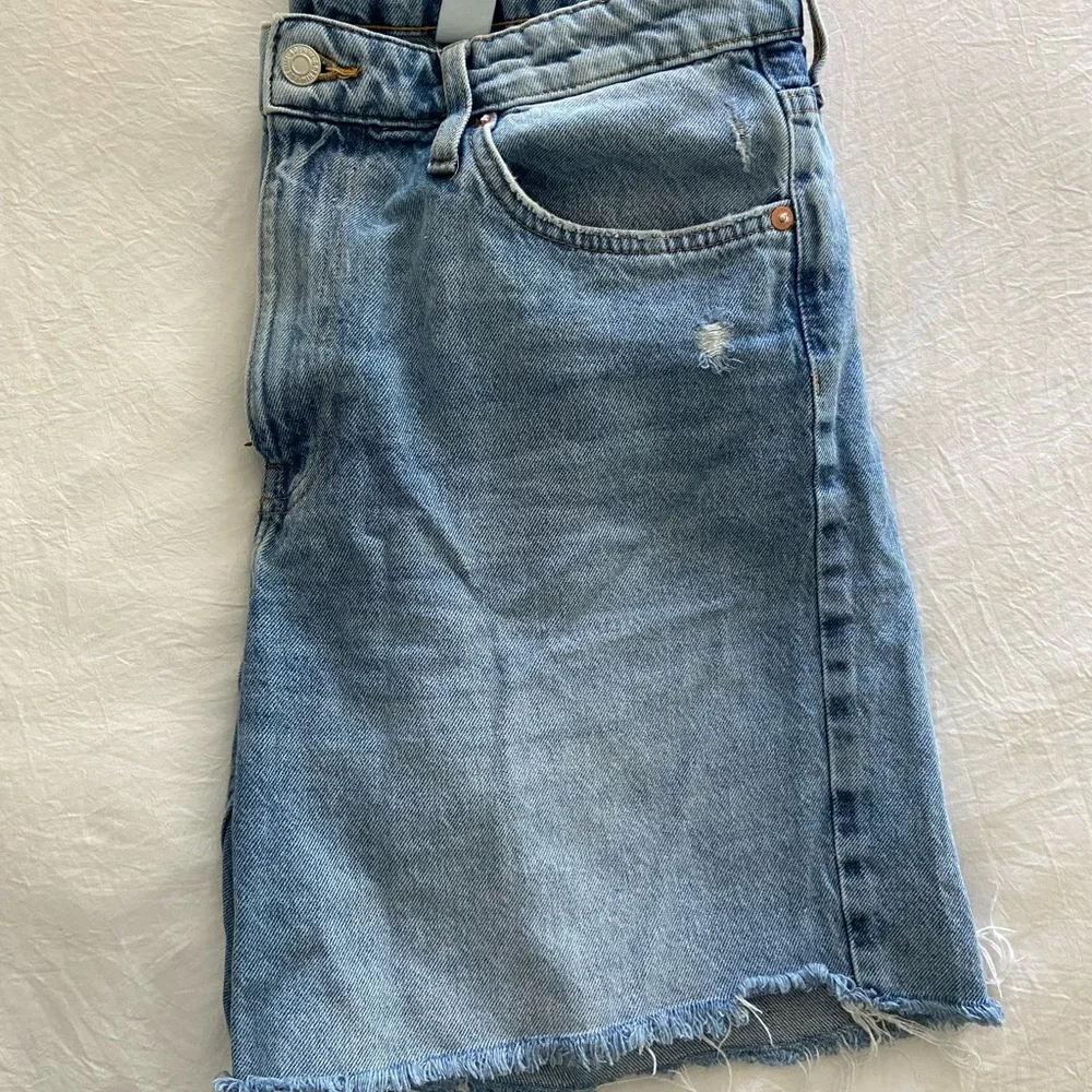 H&M Distressed Cut-off Shorts - Picture 3 of 3